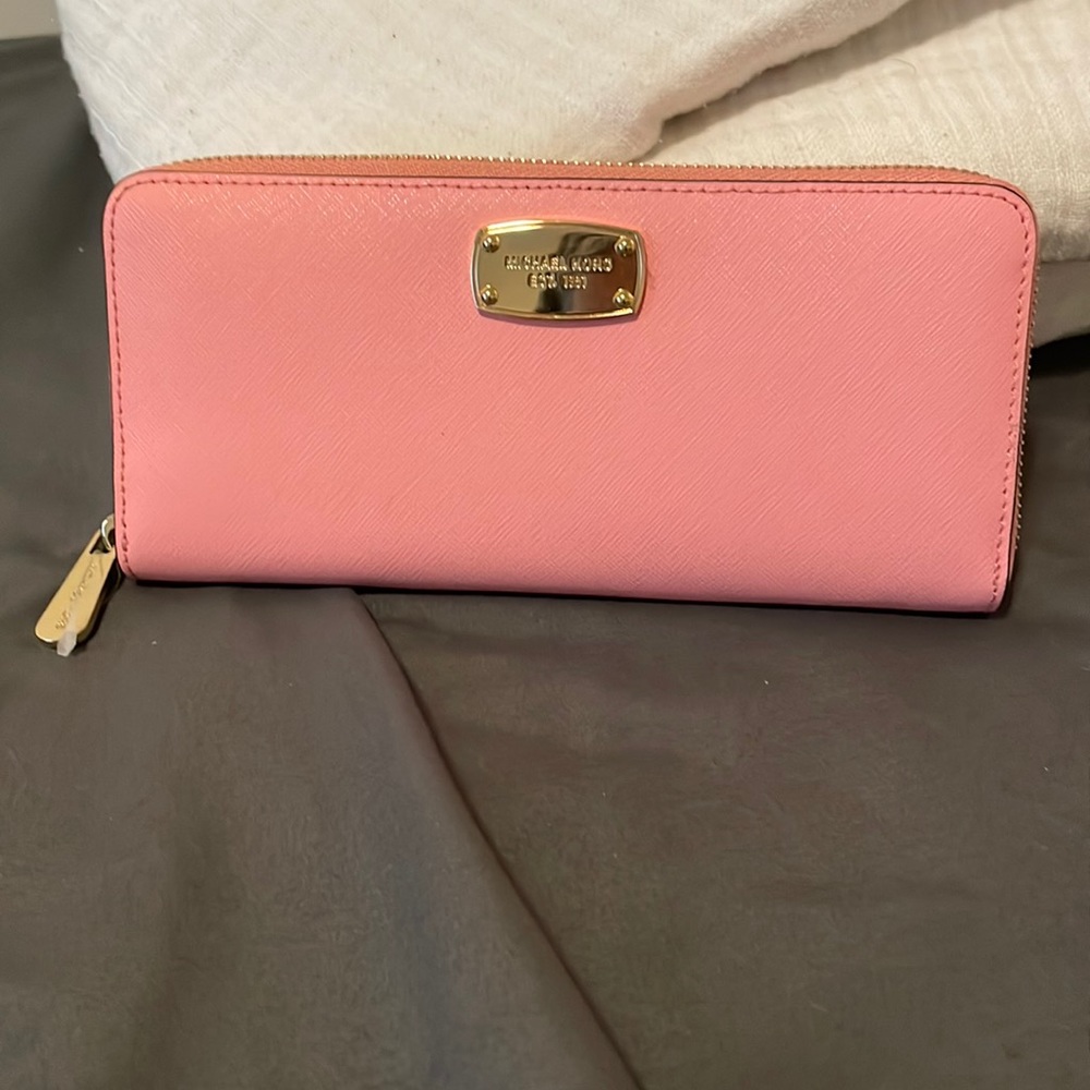Michael Kors Jet Set Zip Around Wallet Brand New